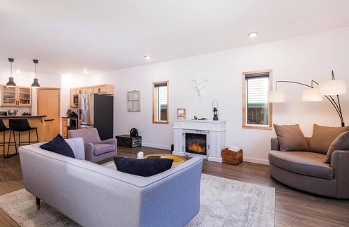 Whitehorse House | Stylish 2BR House with Movie Room and BBQ Fire Pit