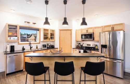 Whitehorse House | Stylish 2BR House with Movie Room and BBQ Fire Pit