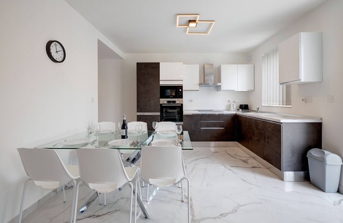 Swieqi Apartment | Cozy 2BR Apartment with Ocean View in Central St Julians