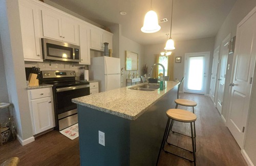 Valdosta Apartment | Stylish 2BR Apartment – Walk to VSU, Short Drive to SGMC