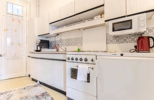 Brigittenau Apartment | Stylish 2BR Apt – Garden & Contemporary Amenitie