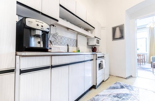 Brigittenau Apartment | Stylish 2BR Apt – Garden & Contemporary Amenitie