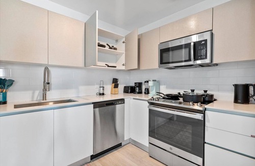 Ojus Apartment | Stylish Aventura 2BR Apartment with Pool and BBQ Area