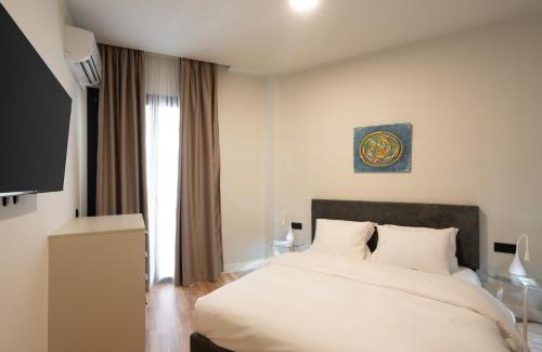 Kypseli Apartment | Stylish 2BR Apt, Rooftop with Sauna & Hot Tub