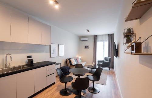 Kypseli Apartment | Stylish 2BR Apt, Rooftop with Sauna & Hot Tub