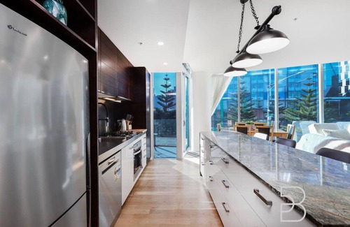 Docklands Condo | Stylish 2BR Condo | Docklands Waterfront Views| Free Access to Pool, Gym, Parking & Fast Wi-Fi