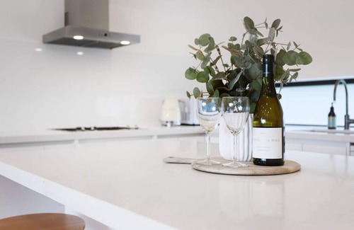 Yarraville House | Stylish 2BR Designer Home Balcony w/City Views Free Parking Fast WiFi Near City & Public Transport Heart of Yarraville