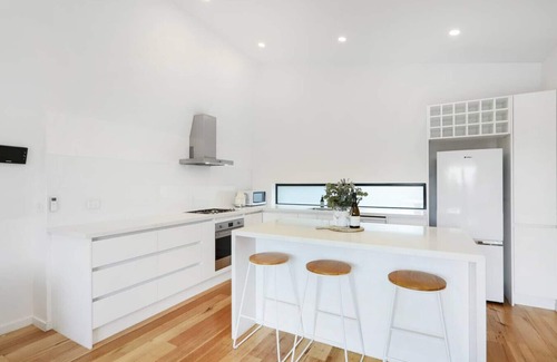 Yarraville House | Stylish 2BR Designer Home Balcony w/City Views Free Parking Fast WiFi Near City & Public Transport Heart of Yarraville