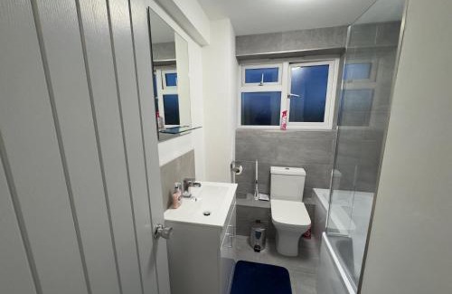 Forest Hill Apartment | Stylish 2BR, Fast Wifi with balcony