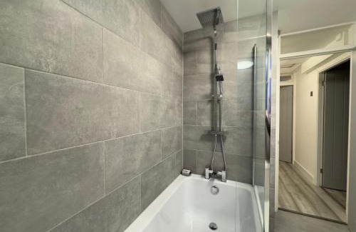 Forest Hill Apartment | Stylish 2BR, Fast Wifi with balcony