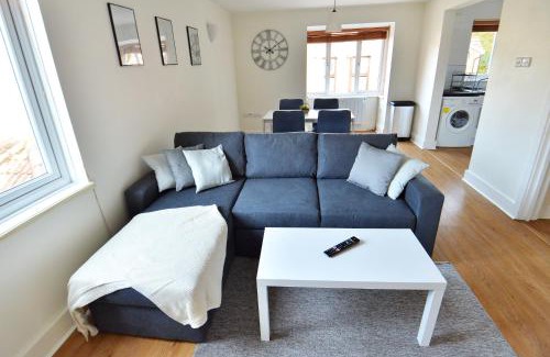 Crawley Apartment | Stylish 2 BR Flat in Crawley with Free Parking & High Rating