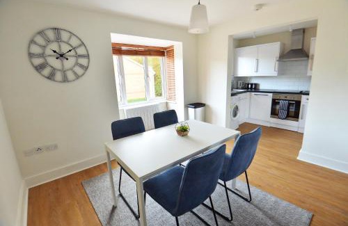 Crawley Apartment | Stylish 2 BR Flat in Crawley with Free Parking & High Rating