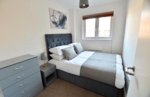 Crawley Apartment | Stylish 2 BR Flat in Crawley with Free Parking & High Rating