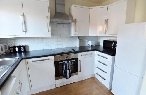 Crawley Apartment | Stylish 2 BR Flat in Crawley with Free Parking & High Rating