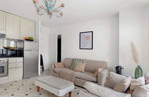 Madeleine Apartment | Stylish 2BR for 6 by Champs-Elysees