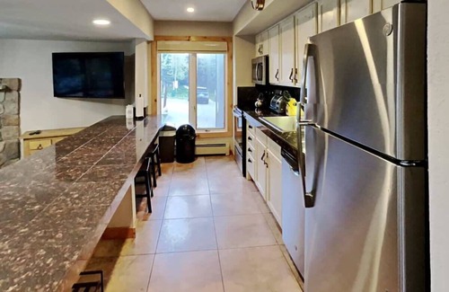 Peak 8 Condo | Modern 2BR Retreat with Hot Tub Access Near Ski Slopes