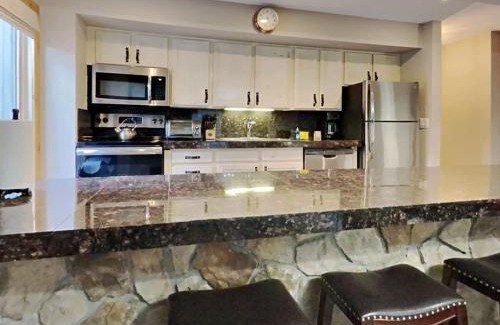 Peak 8 House | Inviting 2BR Retreat Near Skiing with Hot Tub Access