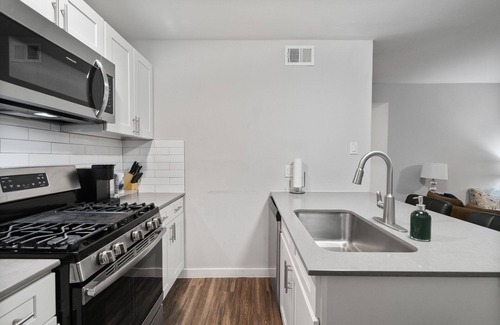 Highland Apartment | Stylish 2BR in Highland Austin TX 7323
