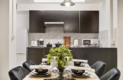 Gravesend Apartment | Modern 2BR Retreat with Smart TV & Family-Friendly Amenities
