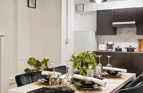 Gravesend Apartment | Modern 2BR Retreat with Smart TV & Family-Friendly Amenities