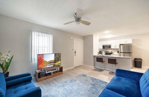 Hyde Park Apartment | Stylish 2BR Near UT Hyde Park with Breakfast Included