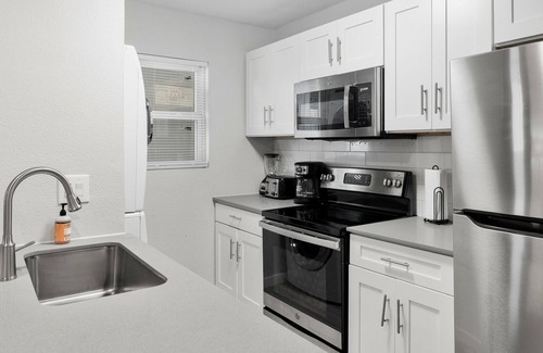 Hyde Park Apartment | Stylish 2BR Near UT Hyde Park with Breakfast Included