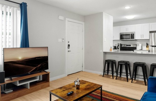 Hyde Park Apartment | Stylish 2BR Near UT Hyde Park with Breakfast Included