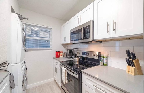 Hyde Park Apartment | Stylish 2BR Near UT Hyde Park with Breakfast Included
