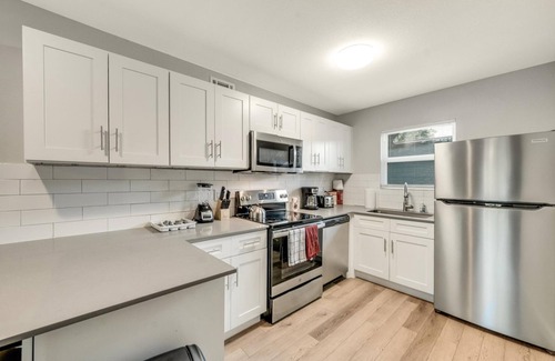 Hyde Park Apartment | Stylish 2BR Near UT Hyde Park with Breakfast Included
