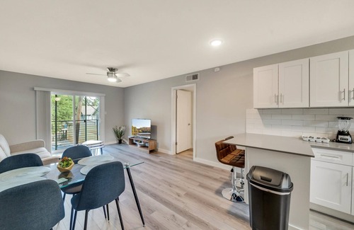 Hyde Park Apartment | Stylish 2BR Near UT Hyde Park with Breakfast Included