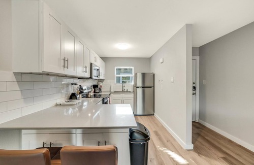 Hyde Park Apartment | Stylish 2BR Near UT Hyde Park with Breakfast Included