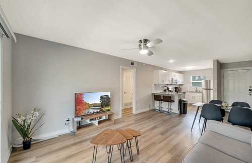 Hyde Park Apartment | Stylish 2BR Near UT Hyde Park with Breakfast Included