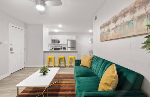 Hyde Park Apartment | Stylish 2BR Near UT Hyde Park with Breakfast Included