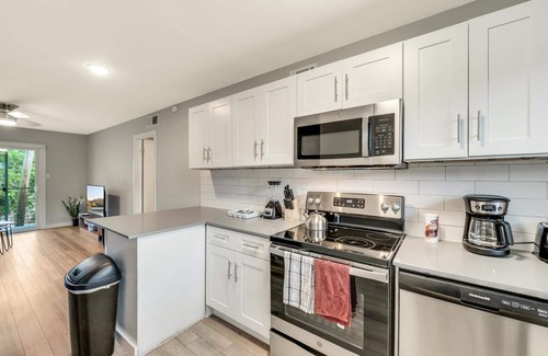 Hyde Park Apartment | Stylish 2BR Near UT Hyde Park with Breakfast Included