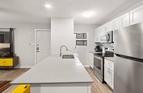 Hyde Park Apartment | Modern 2BR Retreat Near UT Hyde Park with Breakfast