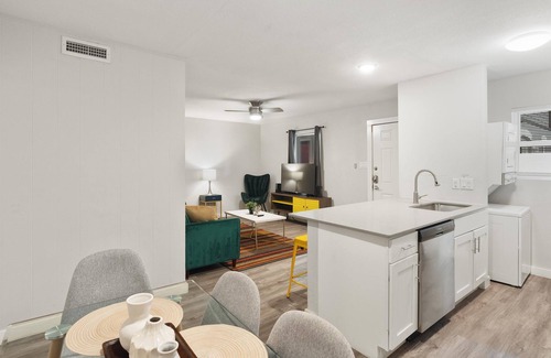 Hyde Park Apartment | Modern 2BR Retreat Near UT Hyde Park with Breakfast