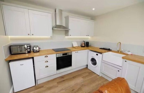 Dunfermline Apartment | Stylish 3-Bed Apartment in the Heritage Quarter