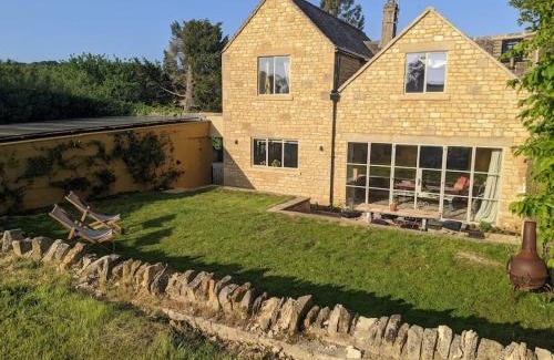 Temple Guiting House | Chic 3-Bed Cotswold Cottage with Scenic Views & Pet-Friendly