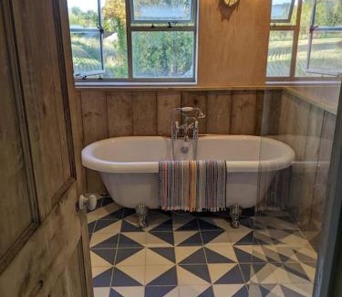 Temple Guiting House | Chic 3-Bed Cotswold Cottage with Scenic Views & Pet-Friendly