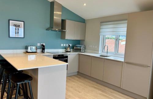 Westleigh Apartment | Stylish 3-Bed Seaview Retreat with Balcony - Steps from the Beach - Westward Ho!