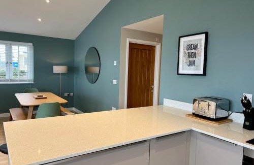 Westleigh Apartment | Stylish 3-Bed Seaview Retreat with Balcony - Steps from the Beach - Westward Ho!