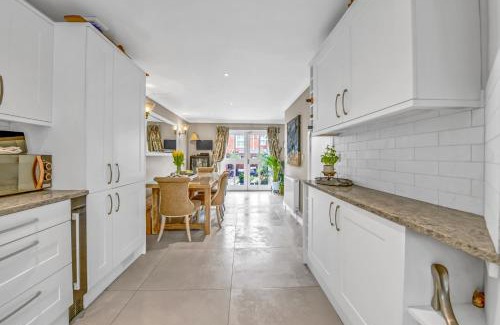 Bury St Edmunds House | Stylish 3-Bedroom Townhouse with Parking and Pet-Friendly Perks