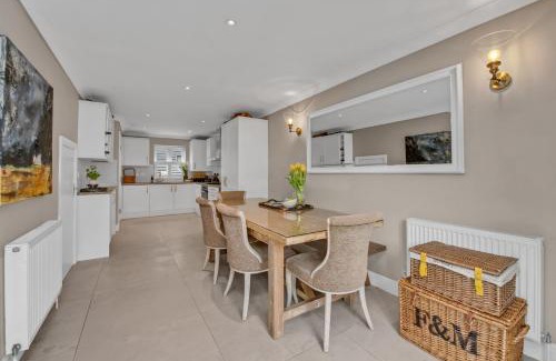 Bury St Edmunds House | Stylish 3-Bedroom Townhouse with Parking and Pet-Friendly Perks