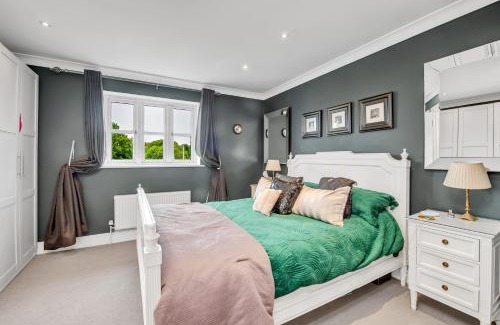 Bury St Edmunds House | Stylish 3-Bedroom Townhouse with Parking and Pet-Friendly Perks