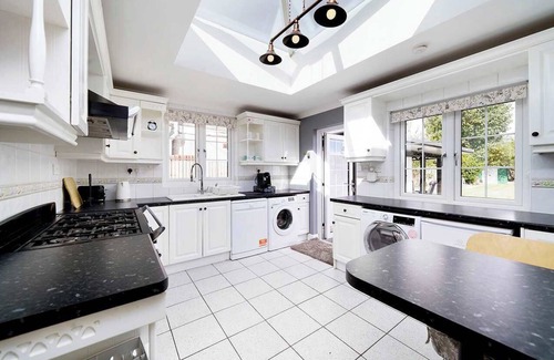 Dagenham House | Stylish 3-Bedroom Bungalow in London
