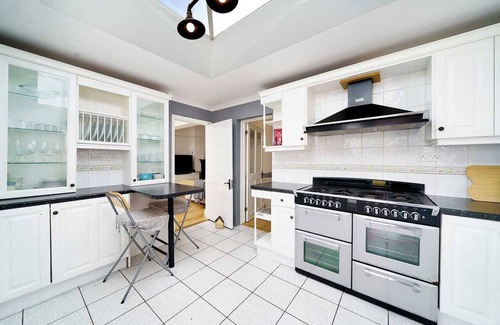 Dagenham House | Stylish 3-Bedroom Bungalow in London
