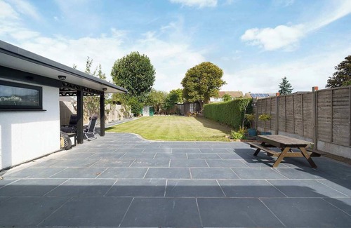 Dagenham House | Stylish 3-Bedroom Bungalow in London