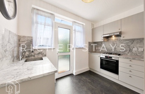 Borehamwood House | Stylish 3-Bedroom Garden Home | AC | Contractors
