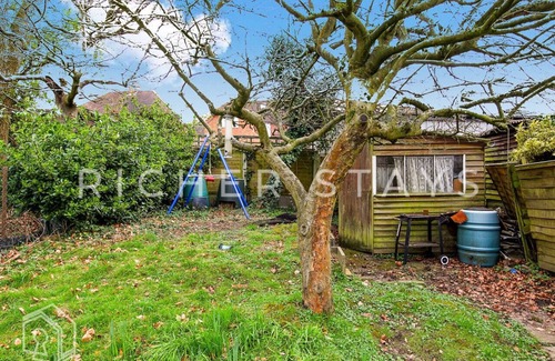 Borehamwood House | Stylish 3-Bedroom Garden Home | AC | Contractors