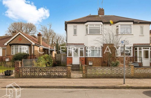 Borehamwood House | Stylish 3-Bedroom Garden Home | AC | Contractors
